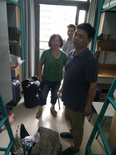 班主任送新生到寝室交流