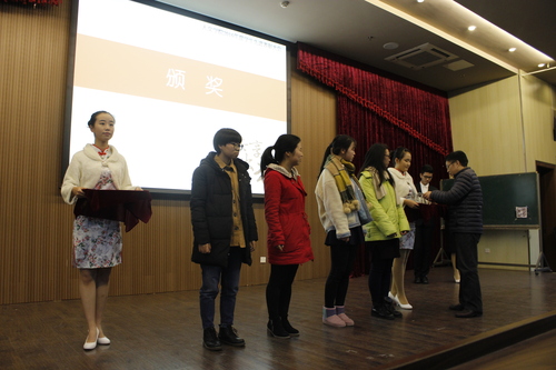 洪院长为国家奖学金获得者颁奖