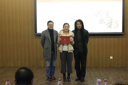 黄岳杰老师和陈飞老师为浙江省职业规划大赛二等奖获得者颁奖