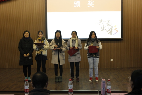 余慧菊老师为全国英语竞赛、浙江省翻译竞赛获得者颁奖