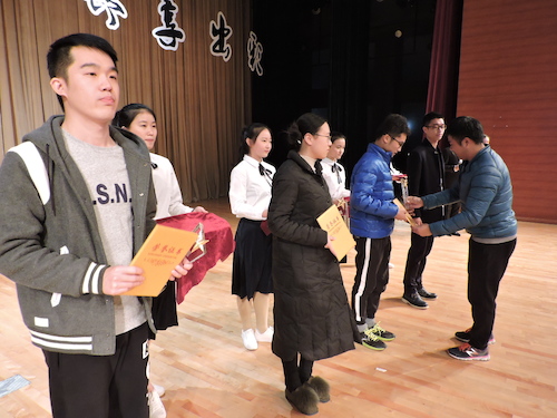 傅培恩老师为运动表现突出的个人和团队颁奖