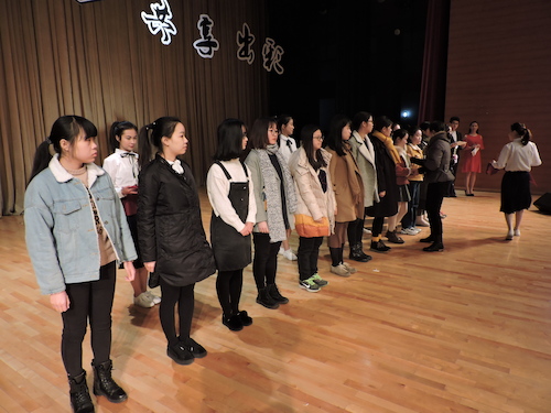 邵燕芳老师为优秀寝室颁奖