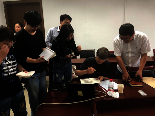 裴宜理教授为中心研究生签名