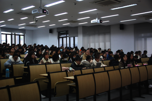 台湾av
2020级本科生年级大会召开